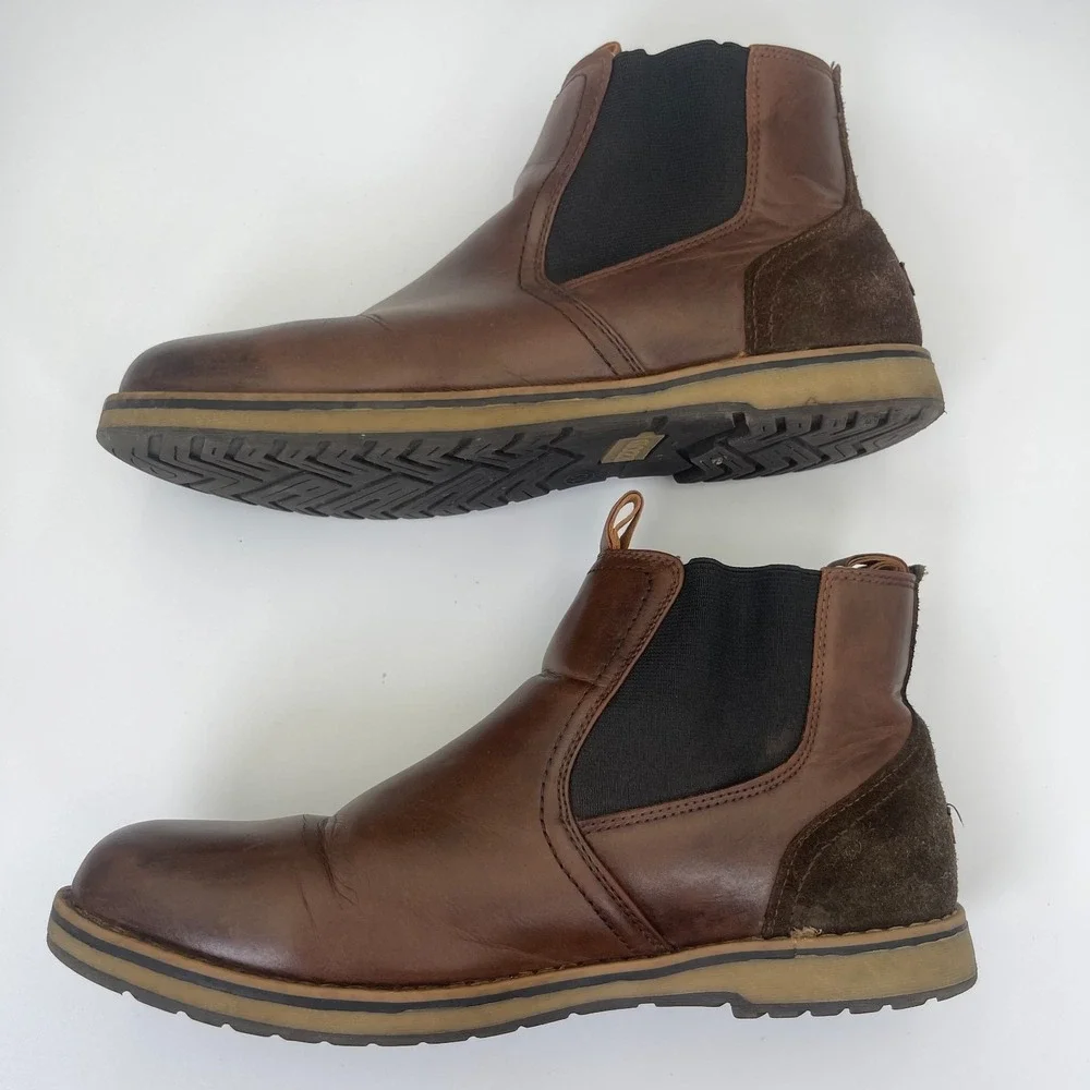IZOD Lucas Pull-On Chelsea Boots Men's Size 10M Brown Memory Foam Chukka Comfort